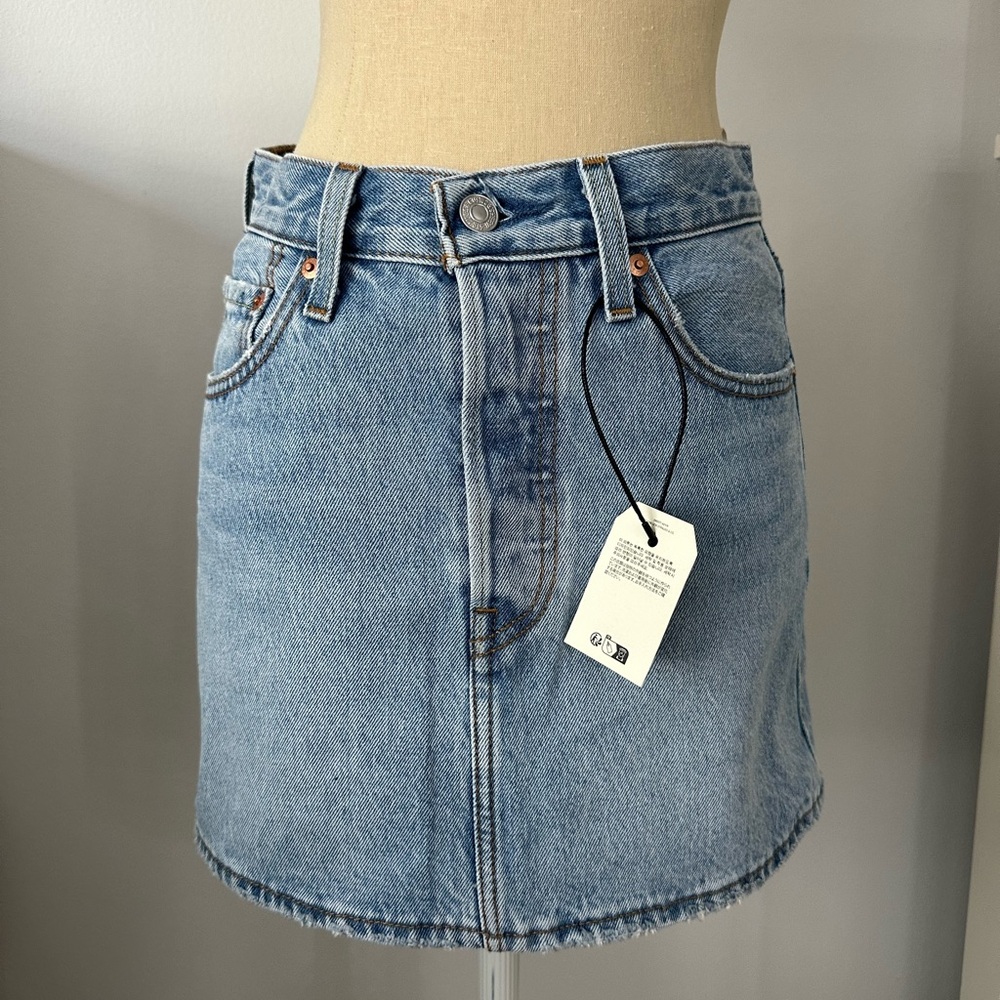 Levi’s Icon Denim Skirt – Size 24 (New with Tags) - Picture 2 of 3